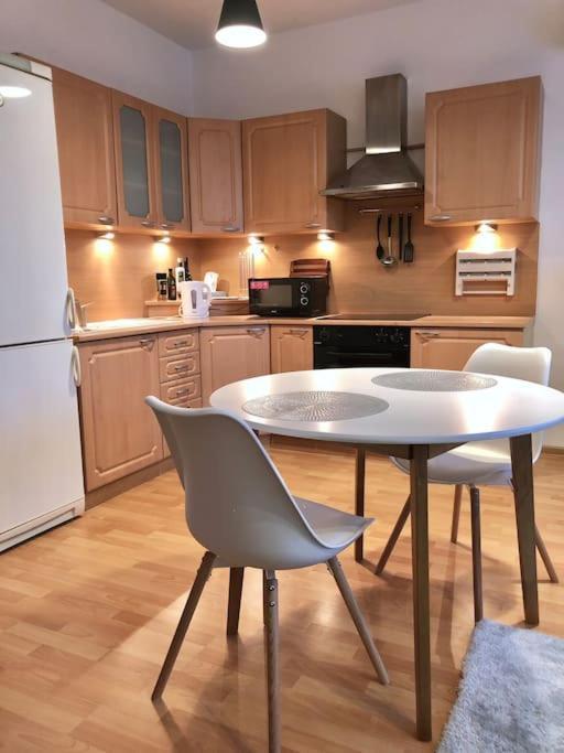 Modern & Cozy Apartment Near Hockey & Football Arena براتسيلافا المظهر الخارجي الصورة