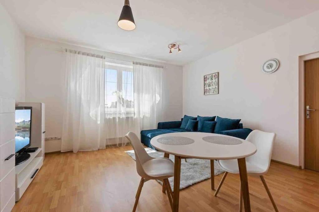 Modern & Cozy Apartment Near Hockey & Football Arena براتسيلافا المظهر الخارجي الصورة